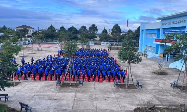 Buộc thôi việc thầy giáo bóp cổ đồng nghiệp