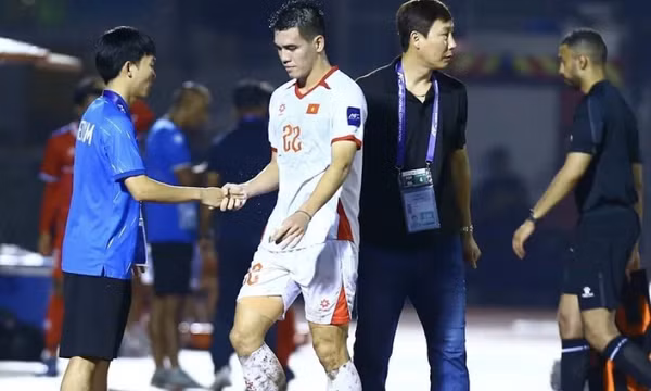 Chuyên gia: 'HLV Kim Sang Sik thay người sai khiến tuyển Việt Nam mất thế trận'