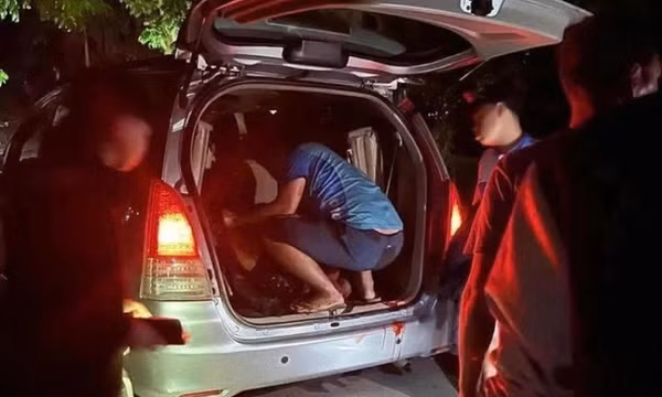 Hai nam sinh lớp 9 Hà Nội xô xát tại sân bóng, một em tử vong