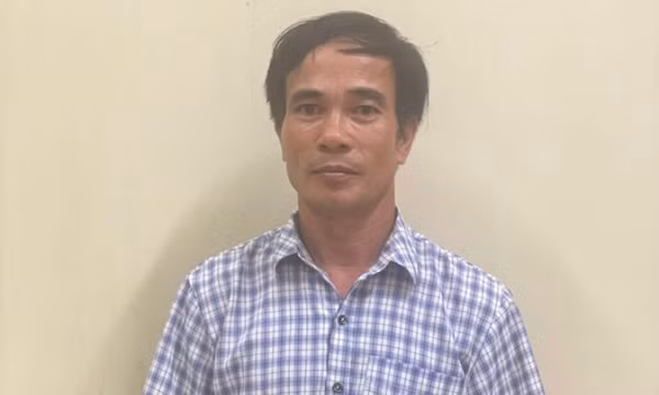 Tạm giữ hình sự người đàn ông kẹp cổ, dọa “chọc vào mắt” bác sĩ
