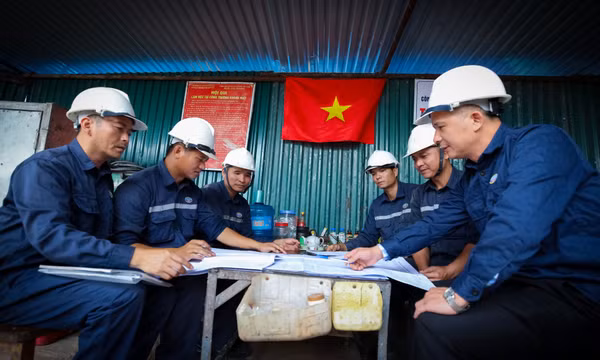Những người khai mở "mạch nguồn năng lượng" cho đất nước