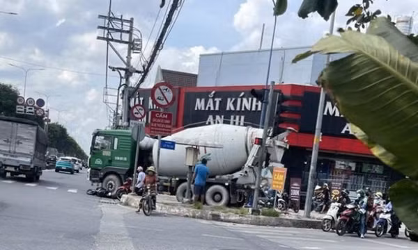 Tai nạn thương tâm giữa xe bồn và xe máy, một phụ nữ tử vong tại chỗ ở TPHCM