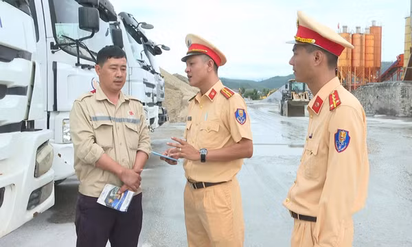 Đội CSGT Đường bộ số 1 tuyên truyền Luật Trật tự, ATGT đường bộ