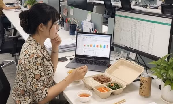 Bữa trưa trước màn hình: Thói quen nhỏ, hệ lụy lớn cho sức khỏe dân công sở