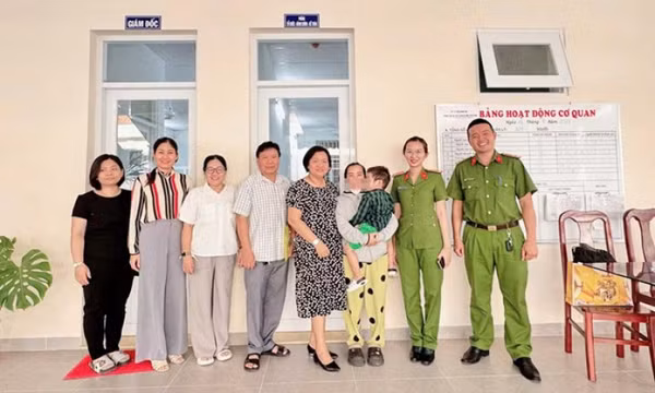 Bé trai 4 tuổi bị bỏ ở Nha Trang đã về với mẹ