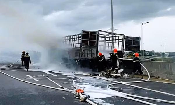Xe tải cháy trơ khung trên cao tốc Đà Nẵng - Quảng Ngãi