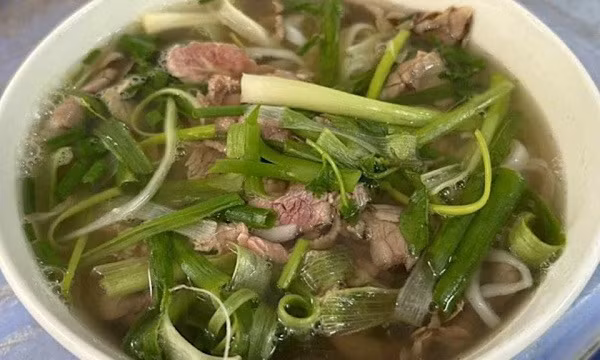 Lợi ích không ngờ từ thói quen vắt chanh vào phở bò