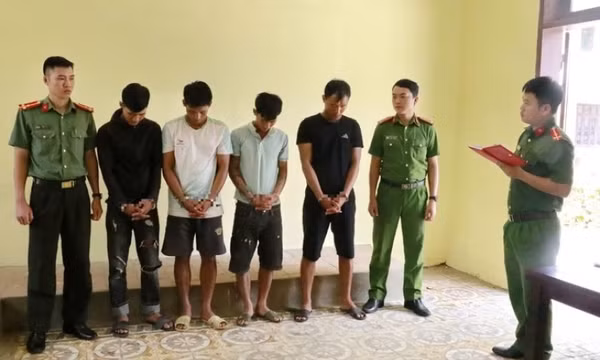 Bốn anh em chèo thuyền đi trộm tủ lạnh, điều hòa của nhà dân chạy lũ
