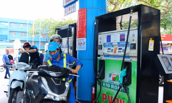 Giá xăng E10 sau hơn 2 tháng đưa vào bán thí điểm
