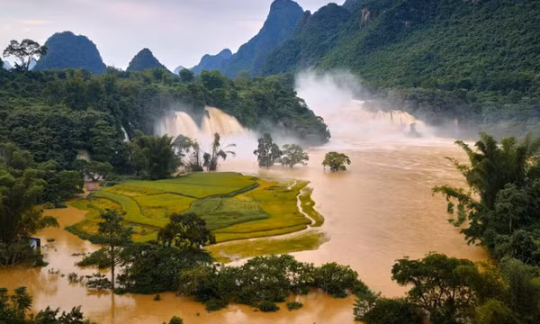 Thác Bản Giốc dữ dội hiếm thấy mùa nước lũ
