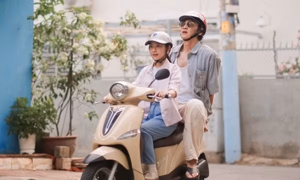 Tay anh giữ một vì sao: Một Việt Nam mới lạ trên màn ảnh rộng