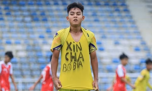 Đằng sau màn ăn mừng 'Xin cha bỏ bia' của cầu thủ U14