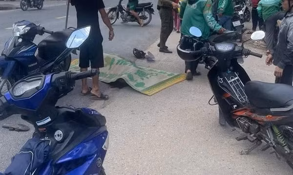 Xe máy ngã vào hông xe tải, anh bị cán chết, em bị thương ở phường Bình Dương, TP.HCM