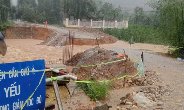 Người dân miền núi Đà Nẵng sơ tán khẩn cấp do mưa lớn và sạt lở đất