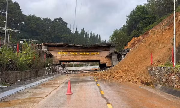 Sạt lở làm sập cổng chào xã Đồng Văn