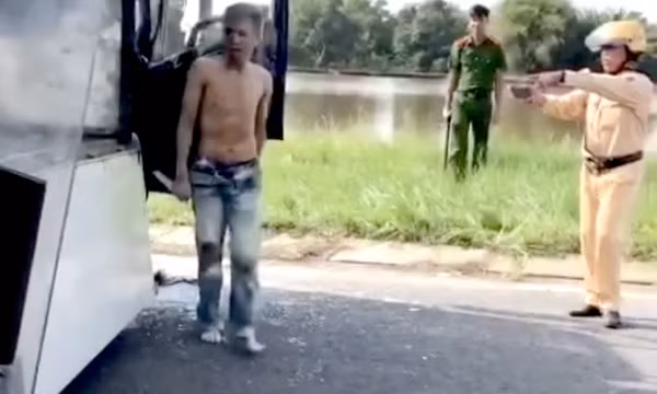 Tài xế ngáo đá chạy xe tải lạng lách trên đường ở Tây Ninh, cầm dao chống trả công an