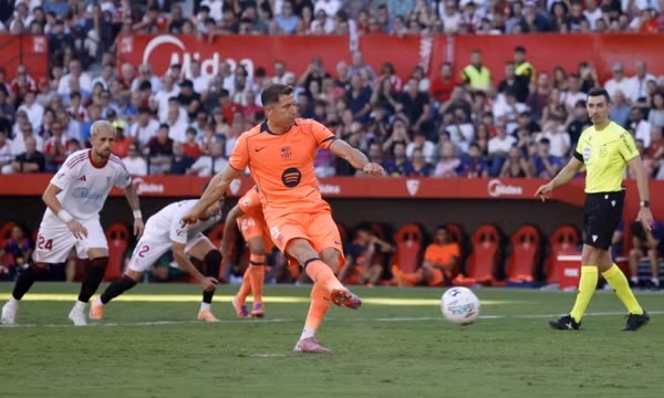 Lewandowski đá hỏng phạt đền, Barca nhận thất bại nặng nề nhất mùa này