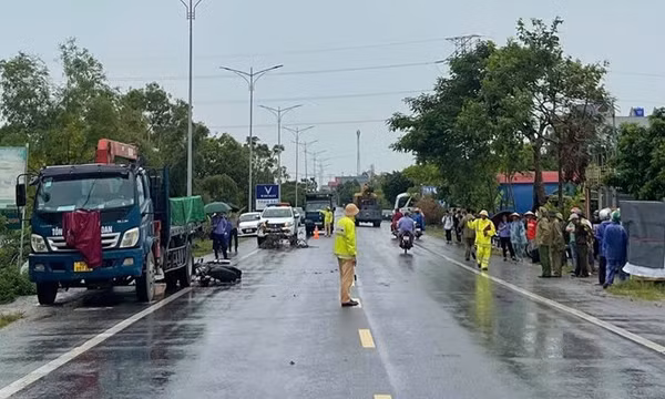 Va chạm với xe cẩu đậu bên đường, 2 nam sinh lớp 11 ở Ninh Bình tử vong