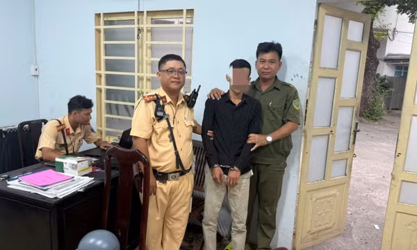 CSGT Rạch Chiếc bắt quả tang đối tượng tàng trữ ma túy đá khi đang tuần tra