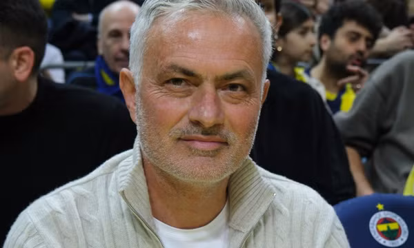 Mourinho thua trận, lãnh thẻ vàng trong ngày tái xuất Champions League