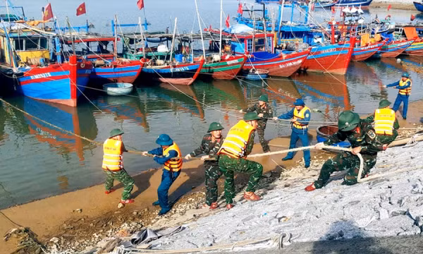 Cứu người dân bị lật thuyền khi đi câu mực trên biển