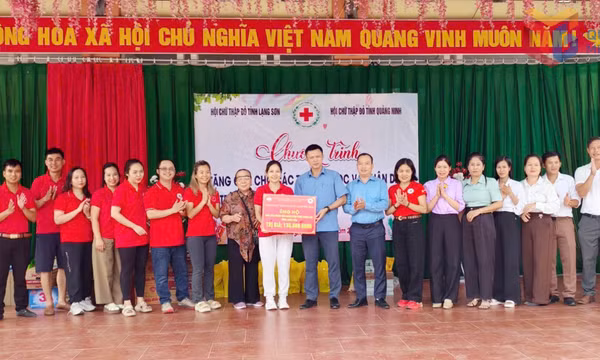 Trao hỗ trợ người dân vùng lũ tỉnh Lạng Sơn