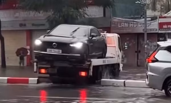 Xử phạt tài xế lái xe cứu hộ trèo qua dải phân cách ngày Hà Nội mưa ngập
