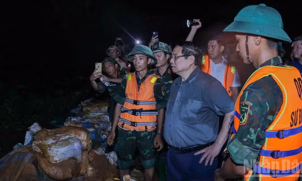 Thủ tướng Phạm Minh Chính kiểm tra công tác ứng phó mưa lũ tại vùng ven sông của Hà Nội