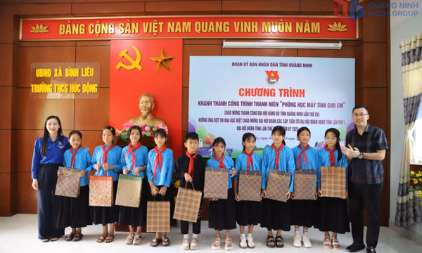 Khánh thành, gắn biển bàn giao công trình thanh niên "Phòng học máy tính cho em" tại trường THCS Húc Động
