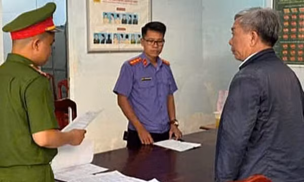 Cựu giám đốc Bệnh viện Đa khoa Bình Thuận bị khởi tố, bắt tạm giam