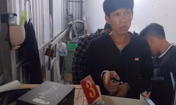 Đi trộm bị phát hiện, đối tượng ở Đồng Tháp lộ thêm cất giấu nhiều súng đạn