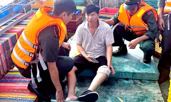 Tàu cá chìm ở biển Côn Đảo, 8 ngư dân được cứu kịp thời