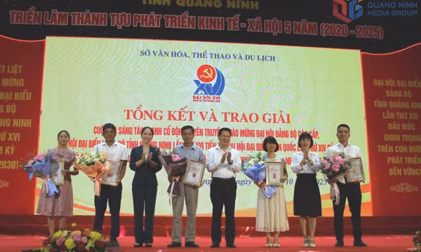 Trao giải Cuộc thi sáng tác tranh cổ động, biểu trưng tuyên truyền Đại hội Đảng bộ các cấp