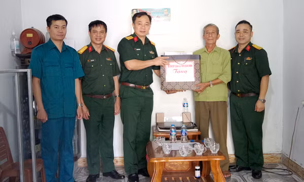 Bộ CHQS tỉnh: Thăm, tặng quà cựu chiến binh nhân dịp kỷ niệm 80 năm Ngày truyền thống LLVT Quân khu 3