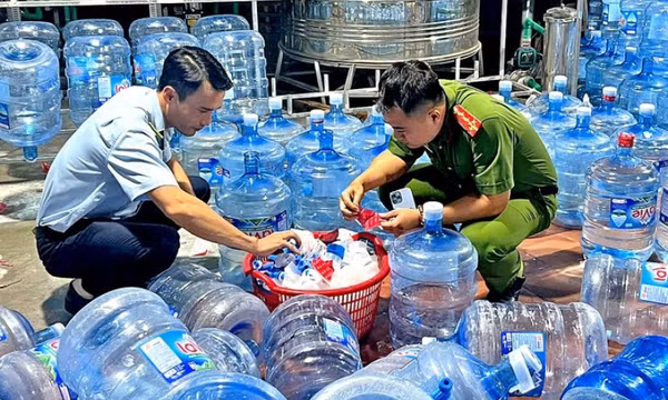Vỏ bình laVie ruột nước máy: 4 người bị bắt