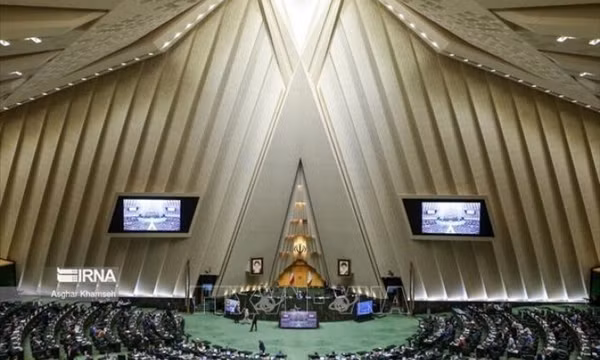 Quốc hội Iran thông qua dự luật phá giá đồng nội tệ