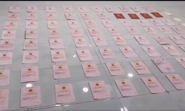 Mở két sắt tại nhà Ngân 98, công an thu giữ 80 sổ đỏ và nhiều sổ tiết kiệm