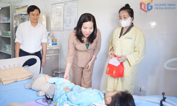 Phó Chủ tịch UBND tỉnh Nguyễn Thị Hạnh tặng quà Trung thu tại Bệnh viện Sản Nhi Quảng Ninh 