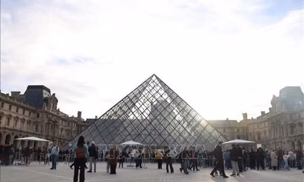 Pháp bắt giữ 2 nghi phạm liên quan vụ trộm tại bảo tàng Louvre