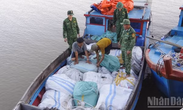 Phát hiện hai phương tiện vận chuyển hơn 7 tấn hàng hóa trái phép trên biển