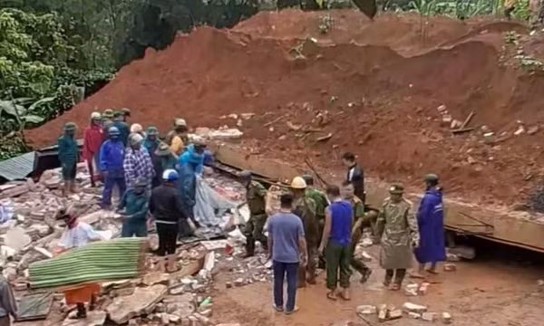 Nhà đang xây bất ngờ sập móng đè nhà hàng xóm, 2 người chết, 2 bị thương