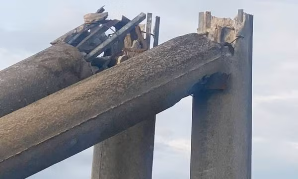 Cột điện gãy lòi sắt sau bão số 10, Điện lực Hà Tĩnh lên tiếng