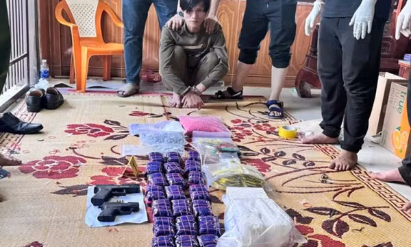 Bắt đối tượng tàng trữ 14kg ma túy và 2 khẩu súng quân dụng