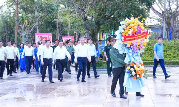 Tổng Bí thư Tô Lâm dâng hoa, dâng hương tại Khu Di tích quốc gia đặc biệt Kim Liên, Nghệ An