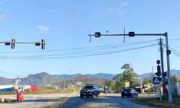 Đẩy nhanh khắc phục hệ thống đèn tín hiệu giao thông trên địa bàn phường Việt Hưng