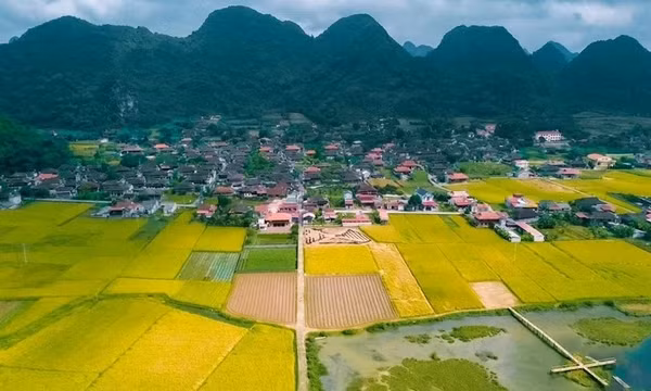 Ngôi làng du lịch tốt nhất thế giới có hàng trăm nhà sàn lợp ngói âm dương cùng quay về một hướng