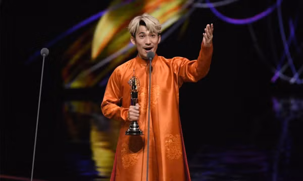 Liên Bỉnh Phát trở thành diễn viên Việt Nam đầu tiên giành giải Kim Chung