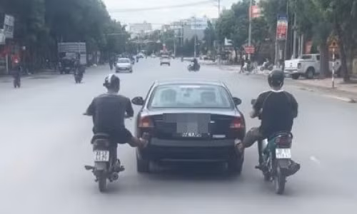 Dùng xe máy đẩy xe ô tô, 2 thanh niên ở Bắc Ninh bị lập biên bản xử lý