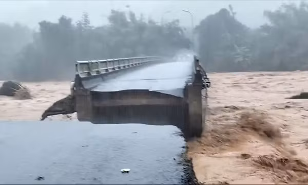 Chân cầu bị lũ cuốn, 2 xã ở Huế bị cô lập hoàn toàn