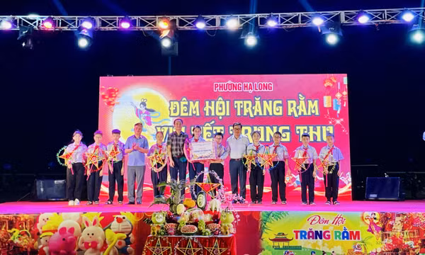 Rộn ràng “Đêm hội Trăng rằm” tại Quảng trường 30/10